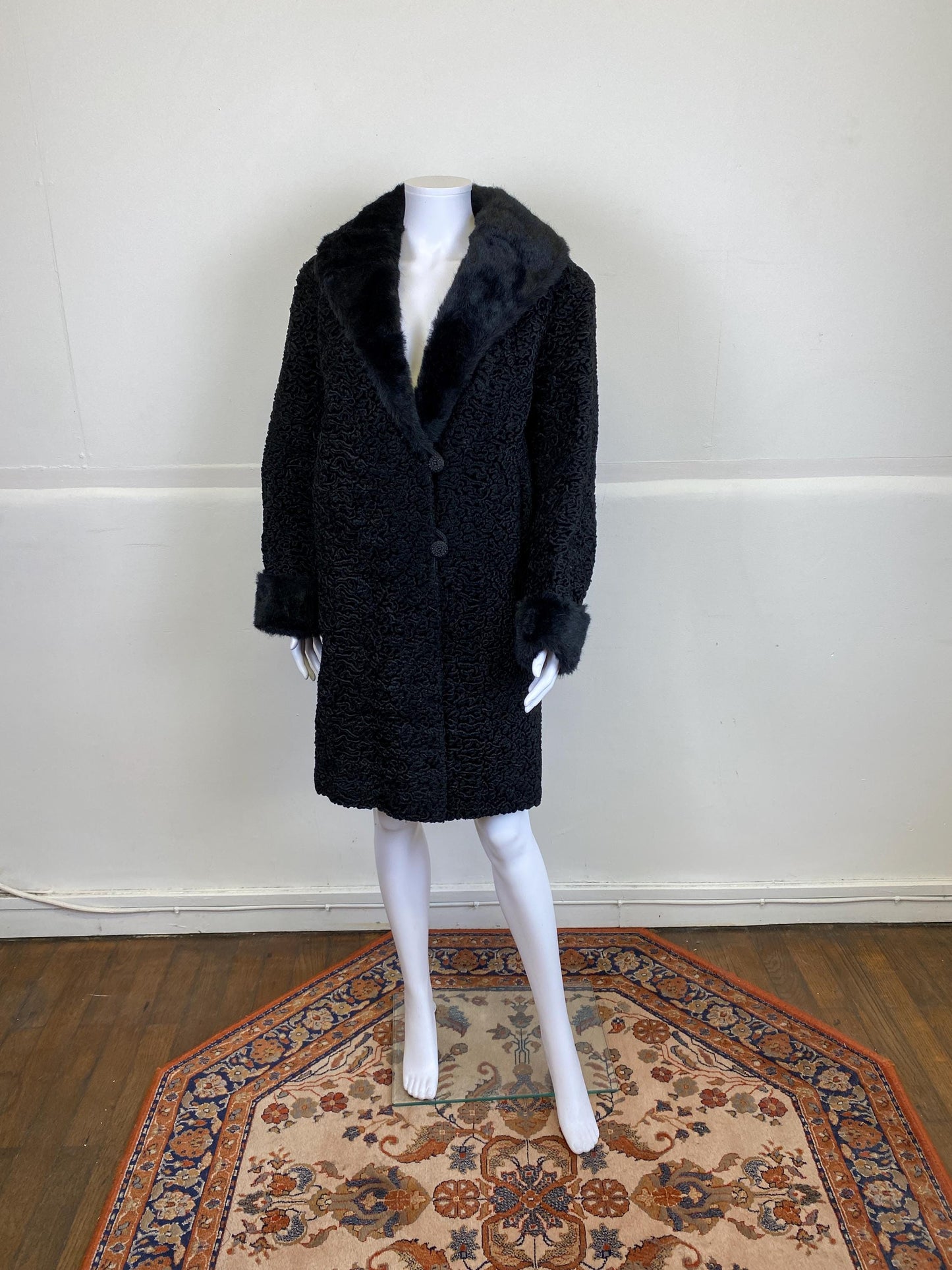 Long manteau de fourrure d'astrakan noir véritable avec col en fourrure de vison, taille M, excellent état, manteau de fourrure d'astrakan vintage, long manteau vintage de fourrure