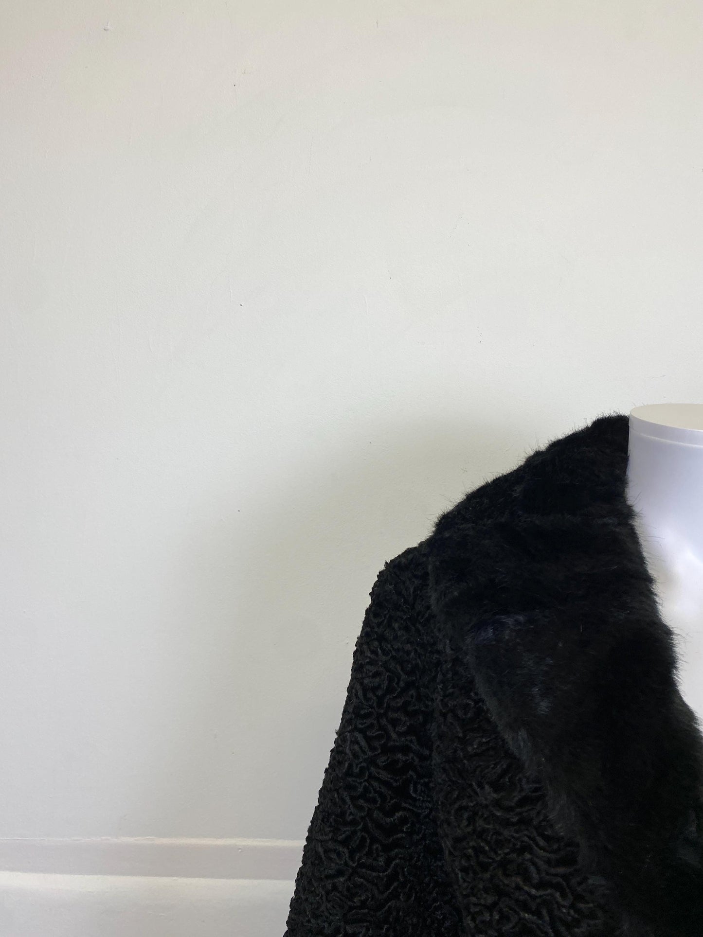 Long manteau de fourrure d'astrakan noir véritable avec col en fourrure de vison, taille M, excellent état, manteau de fourrure d'astrakan vintage, long manteau vintage de fourrure