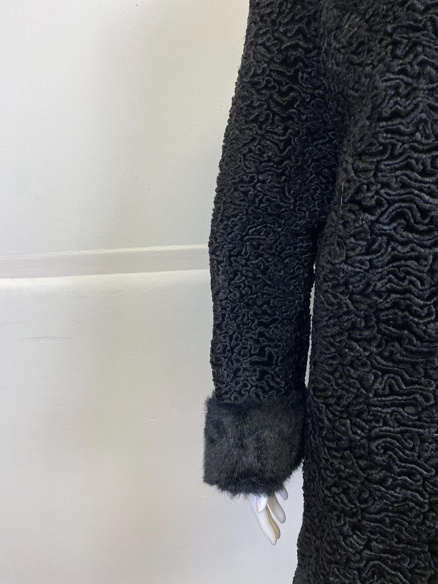 Long manteau de fourrure d'astrakan noir véritable avec col en fourrure de vison, taille M, excellent état, manteau de fourrure d'astrakan vintage, long manteau vintage de fourrure