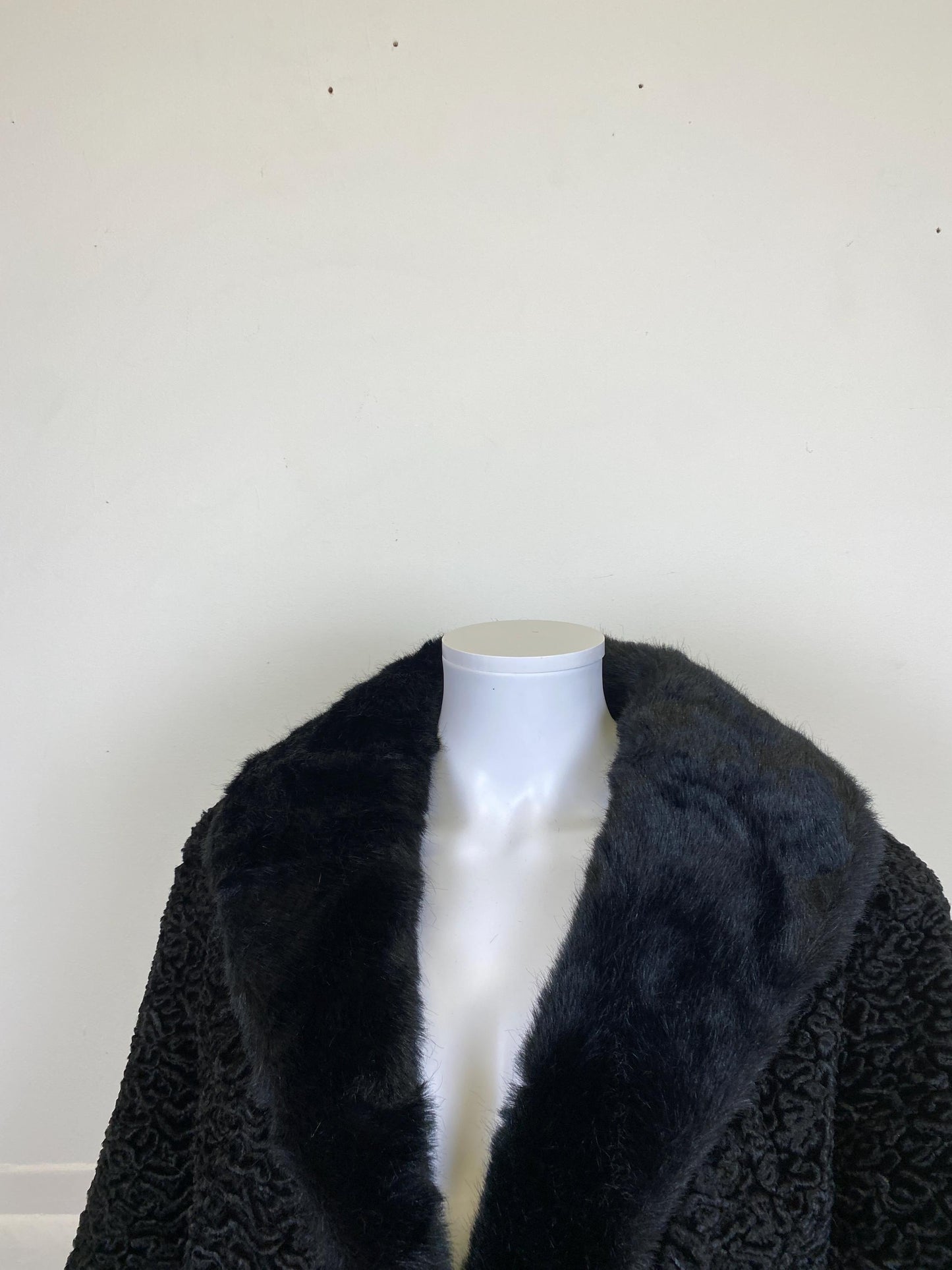 Long manteau de fourrure d'astrakan noir véritable avec col en fourrure de vison, taille M, excellent état, manteau de fourrure d'astrakan vintage, long manteau vintage de fourrure