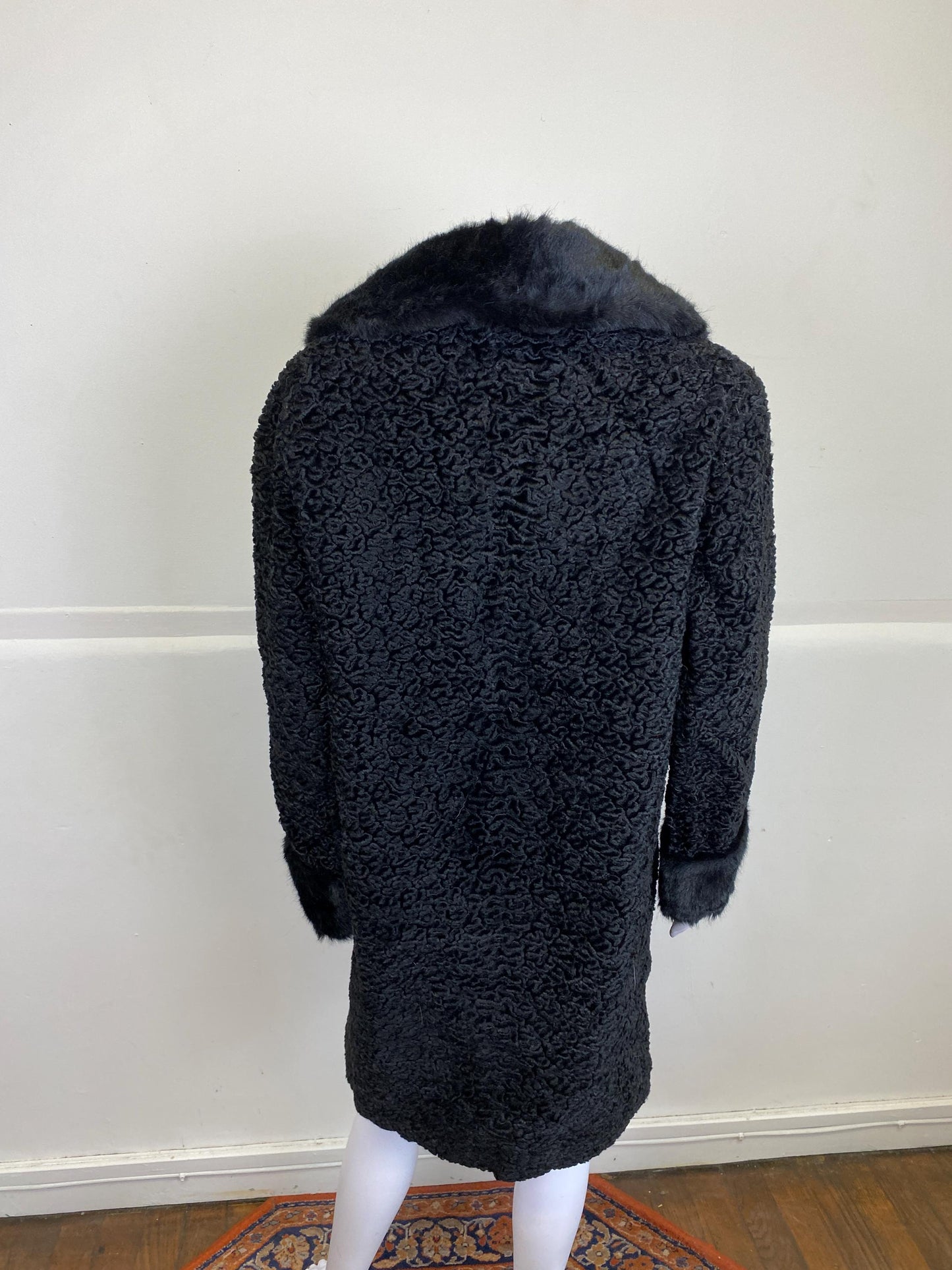 Long manteau de fourrure d'astrakan noir véritable avec col en fourrure de vison, taille M, excellent état, manteau de fourrure d'astrakan vintage, long manteau vintage de fourrure