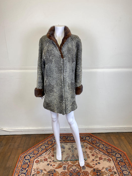 Long manteau de fourrure d'astrakan gris véritable, taille M, excellent état, manteau de fourrure d'astrakan vintage, long manteau vintage de fourrure, manteau de fourrure véritable