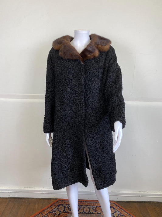 Long manteau de fourrure d'astrakan noir véritable avec col en fourrure de vison, taille M, excellent état, manteau de fourrure d'astrakan vintage, long manteau vintage de fourrure